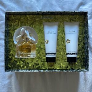 Marc Jacobs White and Gold Bath & Body Collection